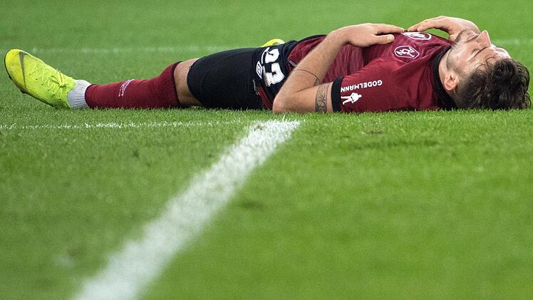 Der 1. FC Nürnberg ist trotz ansprechender Leistung auch in Mönchengladbach jüngst leer ausgegangen: der Österreicher im Club-Trikot, Georg Margreitter, auf dem Boden der Tatsachen im Borussia-Park. Foto: Federico Gambarini/dpa