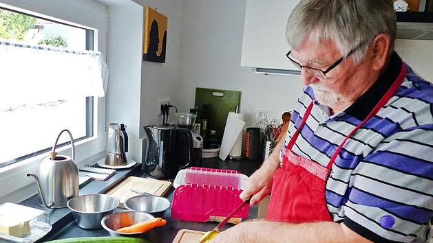 K&uuml;chenmeister und P&auml;dagoge Eugen Wette-K&ouml;hler in der K&uuml;che Fotos: Pauline Lindner, Adobe Stock