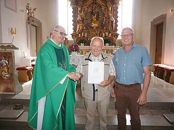 Organist Schmied Walter Schmied (Mitte) ging nach über 40 Jahren als Organist in der Pfarrkirche Mariä Himmelfahrt in Langenleiten in den Ruhestand. Pfarrer Hubert Grütz und Kirchenpfleger Edwin Schäfer dankten ihm für die viele Jahren der Treue.  Foto: Marion Eckert
