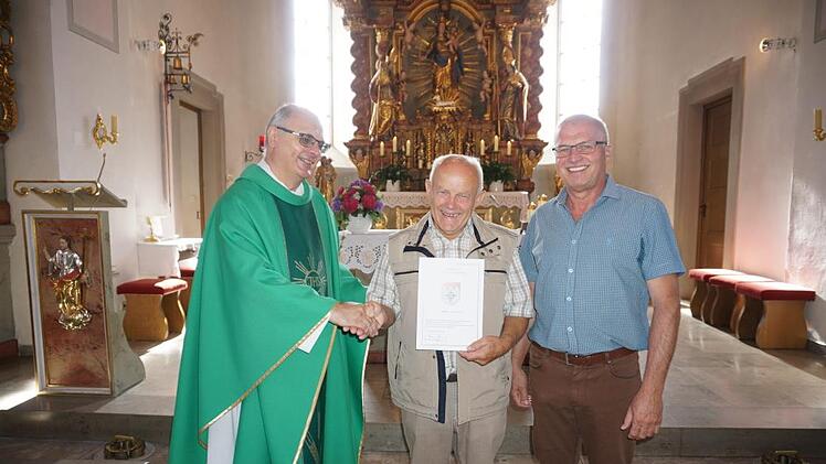 Organist Schmied Walter Schmied (Mitte) ging nach über 40 Jahren als Organist in der Pfarrkirche Mariä Himmelfahrt in Langenleiten in den Ruhestand. Pfarrer Hubert Grütz und Kirchenpfleger Edwin Schäfer dankten ihm für die viele Jahren der Treue.  Foto: Marion Eckert