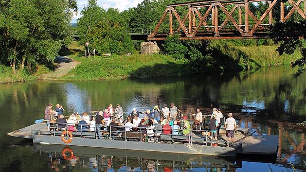 Stimmungsvolles Idyll auf dem Wasser: "Wirtshaussingen" auf der Pettstadter F&auml;hre Foto: Werner Baier