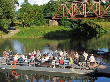 Stimmungsvolles Idyll auf dem Wasser: "Wirtshaussingen" auf der Pettstadter Fähre Foto: Werner Baier