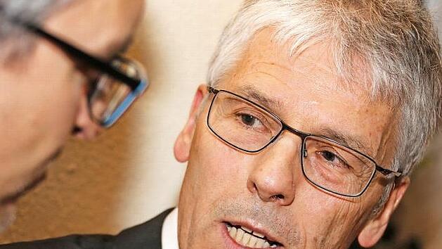 Die Orientierung auf der Karte f&auml;llt Bernd Fricke deutlich leichter als das Dart-Werfen.  Foto: Matthias Hoch