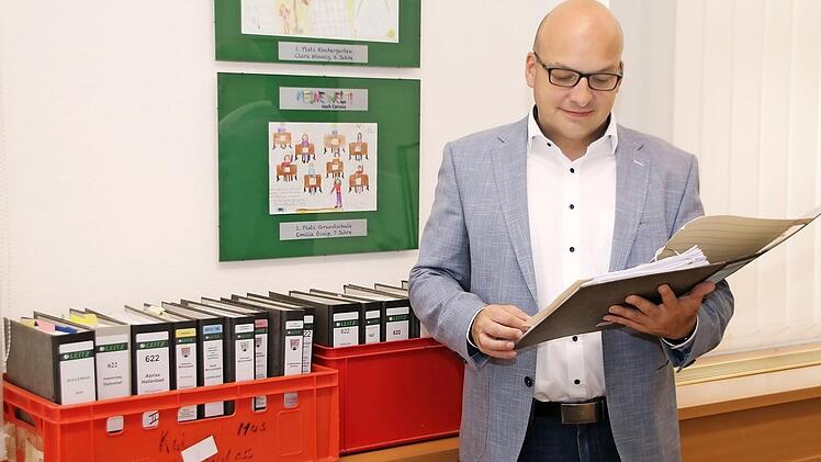 Bürgermeister Michael Kastl ist 111 Tage im Amt. Er hat sich die Unterlagen zum Hallenbad in sein Amtszimmer bringen lassen. Zwei Kisten füllen die Ordner bereits. Foto: Thomas Malz