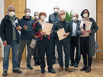 Die Preisträger des Kunstpreises Blau Orange der Jahrgänge 2020 und 2021 im Kunstverein CoburgFoto: Kunstverein