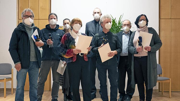 Die Preisträger des Kunstpreises Blau Orange der Jahrgänge 2020 und 2021 im Kunstverein CoburgFoto: Kunstverein
