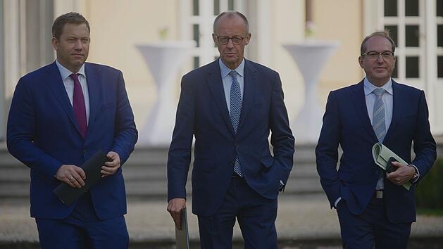Wie funktioniert Bundespolitik im Jahre 2026? Vizekanzler Lars Klingbeil (SPD, links), Bundeskanzler Friedrich Merz (CDU, zweiter von links) und Innenminister Alexander Dobrindt (CSU) bei einer Kabinettsklausur im September 2025.