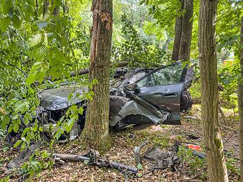 Forchheim: Autofahrer hinterl&auml;sst gro&szlig;e Verw&uuml;stung - Bergung aufwendig