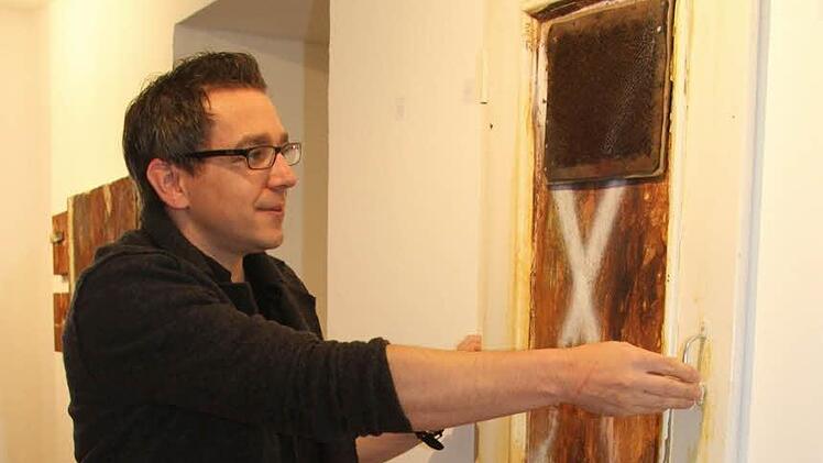 Kunstlehrer Andreas Schobert hat sich auch selbst Einiges einfallen lassen. Er hat Tür-Bilder gefertigt, die künstlich gealtert wurden.