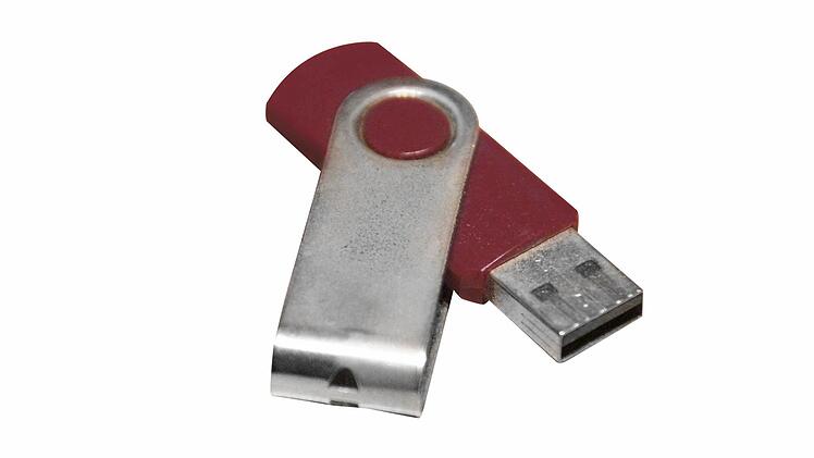 Alles was Majd Baradai aus Aleppo mit nach Höchstadt gebracht hat, ist ein abgewetzter brauner USB-Stick gewesen. Für den jungen Syrer ist dieser Datenspeicher aber ganz besonders wichtig, hat er darauf doch sein ganzes Leben. Dazu zählen Fotos von seiner Familie in Syrien ebenso wie die unterschiedlichsten persönlichen Dinge. Seinen Pass hat er eingescannt und seine Zeugnisse - schließlich will er hier Medizintechnik studieren.