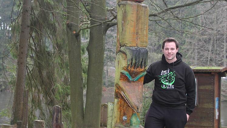 Dominik Mösch (26) hat den Spiegelteich nach dem Tod des Kupferberger Bürgermeisters alleine gepachtet. Er hat versprochen, sich weiter um den Naturlehrpfad zu kümmern und das Andenken an Hans-Joachim Hösch aufrecht zu erhalten.