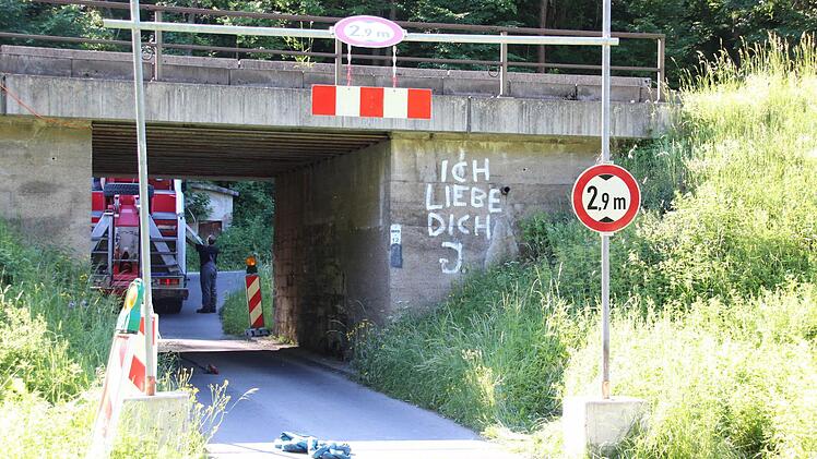 Der Berge-Laster der Firma Reier wurde auf der gegenüberliegenden Seite der Unterführung postiert.  Foto: Friedwald Schedel
