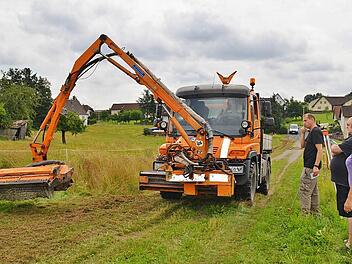 Bei der Pflege der Straßen- und Wegeränder im Markt Burkardroth bleibt das anfallende Schnittgut als Mulch liegen. Dabei könnte man dieses Grüngut energetisch über eine Biogasanlage verwerten.  Foto: Kathrin Kupka-Hahn/Archiv