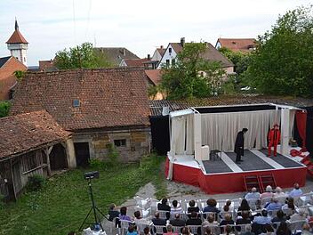 In Hollfeld hatten die Besucher viel Spaß mit den Aufführungen des Fränkischen Sommertheaters. In Königsberg sind der Burghof und der Burggraben am Schlossberg nun der Aufführungsort. Foto: Fränkisches Sommertheater