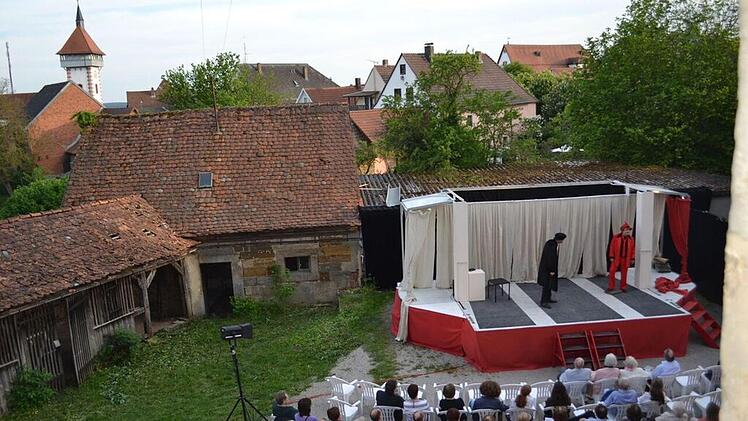 In Hollfeld hatten die Besucher viel Spaß mit den Aufführungen des Fränkischen Sommertheaters. In Königsberg sind der Burghof und der Burggraben am Schlossberg nun der Aufführungsort. Foto: Fränkisches Sommertheater
