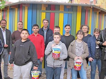 Die Klasse 8 b vor ihrem selbst gestalten Holzoktogon auf dem Schulhof der Heilig-Kreuz-Schule mit ihrer Klassenlehrerin Carmen Georg, Rektor Jochen Grossmann, Michael Merkwirth von der Firma Kessel und Rolf Probst vom Hochbauamt der Stadt Coburg Foto: Martin Koch