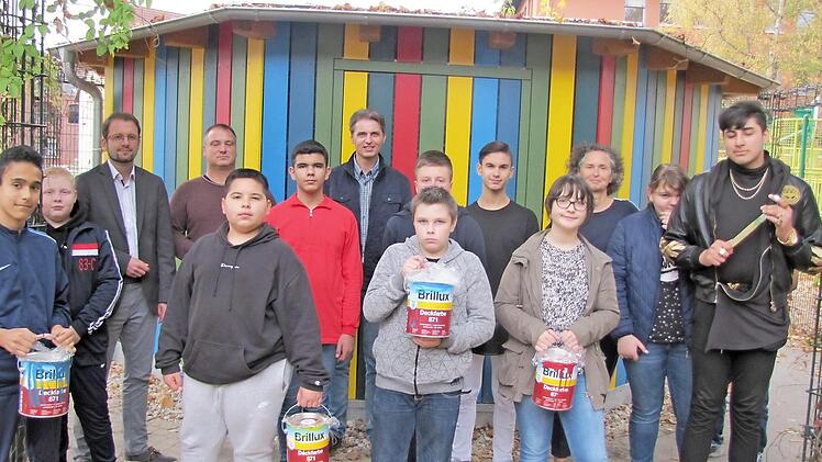 Die Klasse 8 b vor ihrem selbst gestalten Holzoktogon auf dem Schulhof der Heilig-Kreuz-Schule mit ihrer Klassenlehrerin Carmen Georg, Rektor Jochen Grossmann, Michael Merkwirth von der Firma Kessel und Rolf Probst vom Hochbauamt der Stadt Coburg Foto: Martin Koch