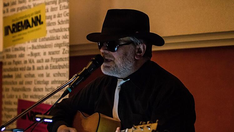 Erfolgreicher Krimi-Autor: Volker Backert stellte seinen neuen Band "Oktobernacht" in Coburg bei einer Lesung im Haus Contakt vor. An der Gitarre: Franco Corleone.Foto: Jochen Berger