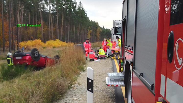 A3 bei Höchstadt: Feuerwehr wird eingeklemmte Person nach Autounfall gemeldet