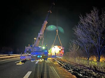 A73 bei Bamberg: Lkw-Unfall auf Autobahn - Fahrer im Krankenhaus