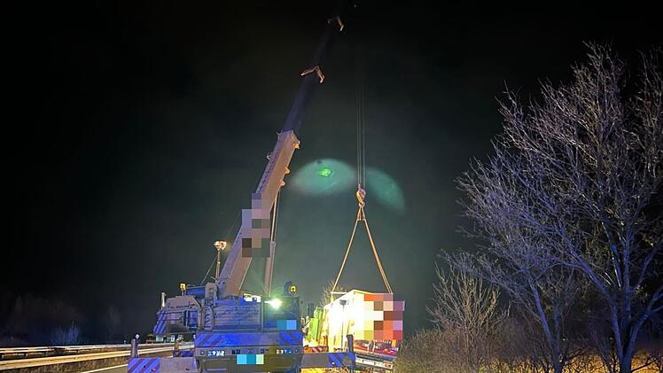 A73 bei Bamberg: Lkw-Unfall auf Autobahn - Fahrer im Krankenhaus