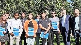 Unser Foto zeigt (von links) Timo Markert (Obermeister Dachdeckerinnung Unterfranken), MDL und Staatssekretär Sandro Kirchner sowie die Gesellinnen und Gesellen Jonas Beck, Sören Lucka, Sascha Mützel, Julian Protz, Simon Rottmann, Ismail Ahmed, Fe...
