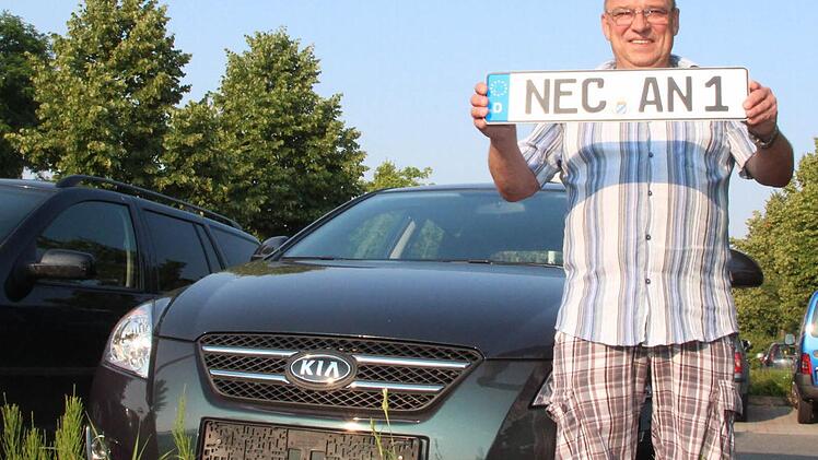 Er war der Erste: Anton Nossol mit seinem NEC-AN 1 holte sich als erster Neustadter Bürger ein NEC-Kennzeichen. Fotos: Thomas Heuchling