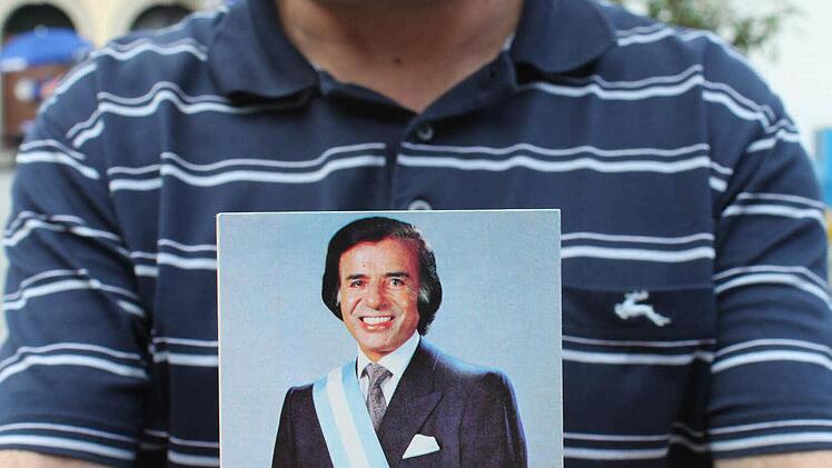 Kein Geringerer als Argentiniens Ex-Präsident Carlos Menem ist Karl-Heinz Wiemann von den Lichtenfelser Funkern im Äther begegnet. Das Bild beweist's.