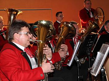 Die Mitglieder des Pautzfelder Musikvereins haben sich für das Jubiläumskonzert in feinen Zwirn geworfen. Fotos: Erlwein