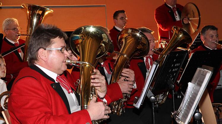 Die Mitglieder des Pautzfelder Musikvereins haben sich für das Jubiläumskonzert in feinen Zwirn geworfen. Fotos: Erlwein