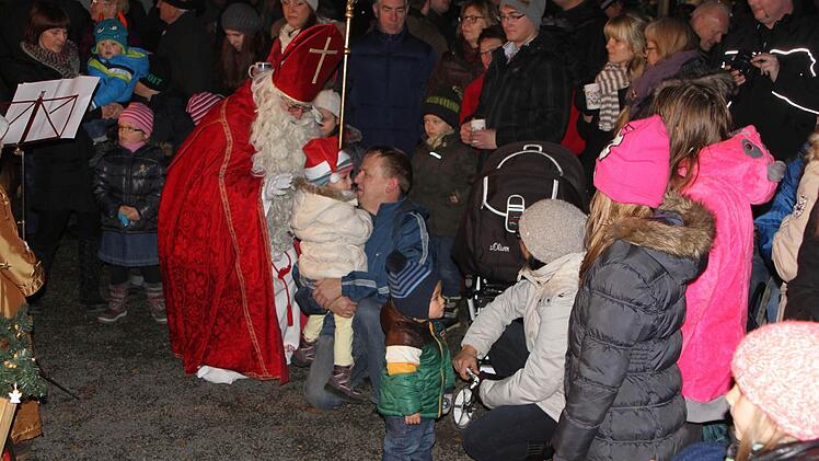 St. Nikolaus hatte für alle Kinder Geschenke dabei.