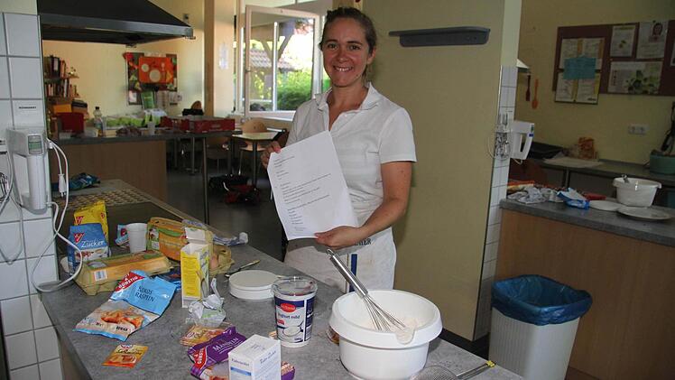 Annika de Ridder hilft bei der Realisierung der Rezepte auf dem Speiseplan. Foto: Sonja Adam