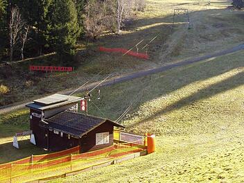 Einsam und verlassen: An Wintersport ist auf der Piste in Ludwigsstadt nicht zu denken. Foto: V. Schadeck/Archiv
