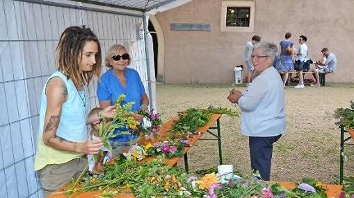Beim Blumenkränze flechten hatten sowohl kleine als auch große Besucher viel Spaß. Foto: Björn Hein