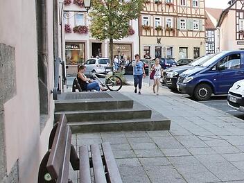 Die neuen Ruhebänke vor dem Rathaus sind aus Recycling-Material.  Foto: Heike Beudert