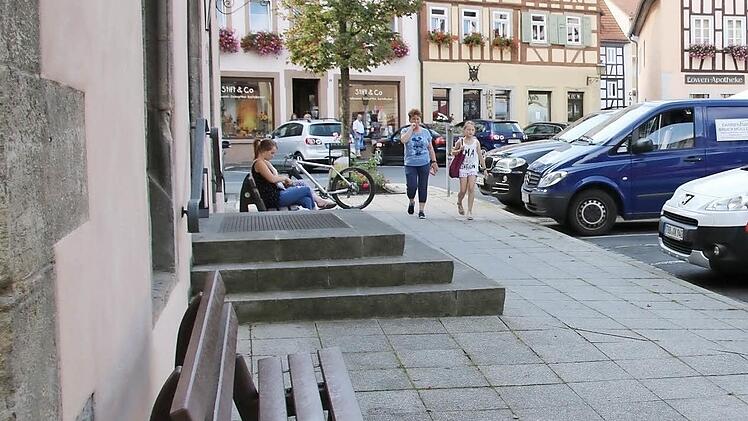 Die neuen Ruhebänke vor dem Rathaus sind aus Recycling-Material.  Foto: Heike Beudert