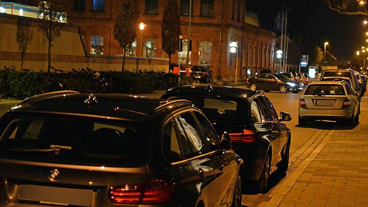 Abendliches Park-Chaos in der Mußstraße Foto: Ronald Rinklef
