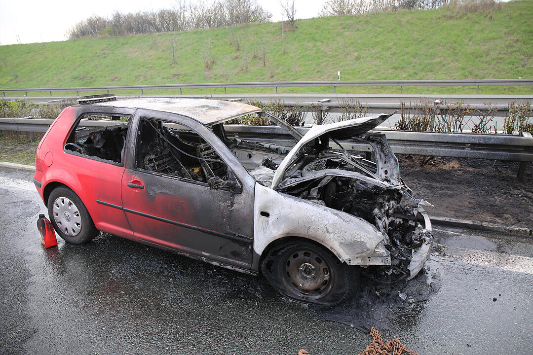 Autofahrer kracht in Leitplanke und fŠngt Feuer - Fahrer kann sich leicht verletzt retten