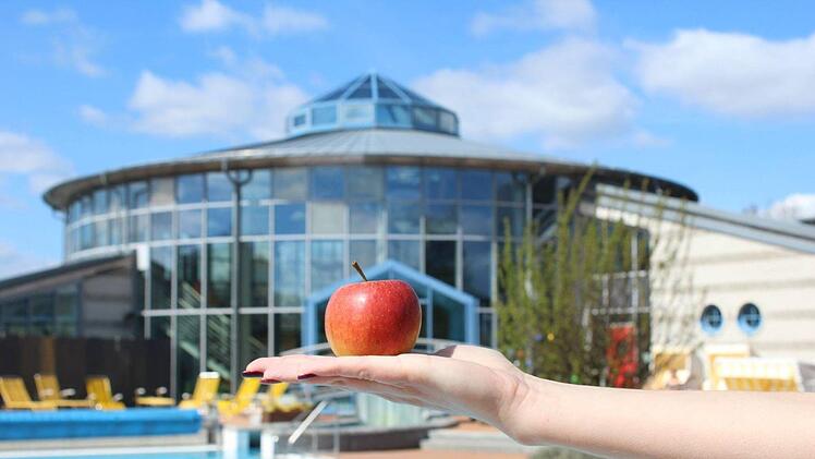 Gesundheit pur: Jeder Gast  der "Therme Natur" bekommt am Samstag einen Apfel geschenkt.