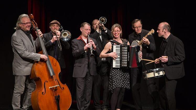"Micha Winkler's Hot Jazzband" lautet der Name der neuen Formation aus Dresden, die zur "Moonlight Serenade" am 15. Juni im Kulmbacher Mönchshof gastiert. Dazu gehören (von links) Roger Goldberg, Micha Winkler, Friedemann Seidlitz, Christian Rien, Silke Krause, Lars Födisch und André Schubert.privat