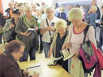 Eine lange Schlange bildete sich am Bücherstand, wo Natascha Wodin geduldig signierte. Foto: Mike Wuttke