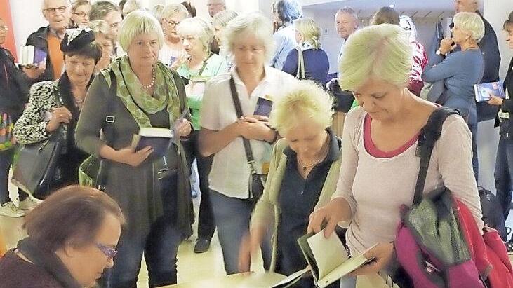 Eine lange Schlange bildete sich am Bücherstand, wo Natascha Wodin geduldig signierte. Foto: Mike Wuttke