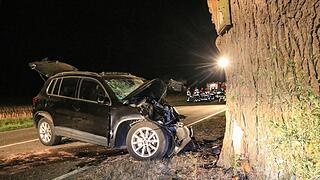 SUV knallt frontal gegen Baum SUV knallt frontal gegen Baum
