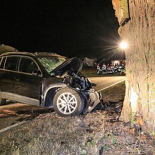 SUV knallt frontal gegen Baum