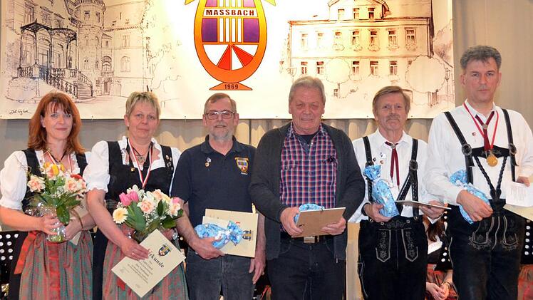 Zu Ehrenmitgliedern wurden ernannt: die beiden aktiven Musikerinnen Beate Hub und Gabi Lösch, Tontechniker Hubert Klopf, Armin Frank (Fahrer), Dirigent Karl Heinz Helmerich und das langjährige Vorstandsmitglied Oliver Gleichmann. Foto: Peter Rauch