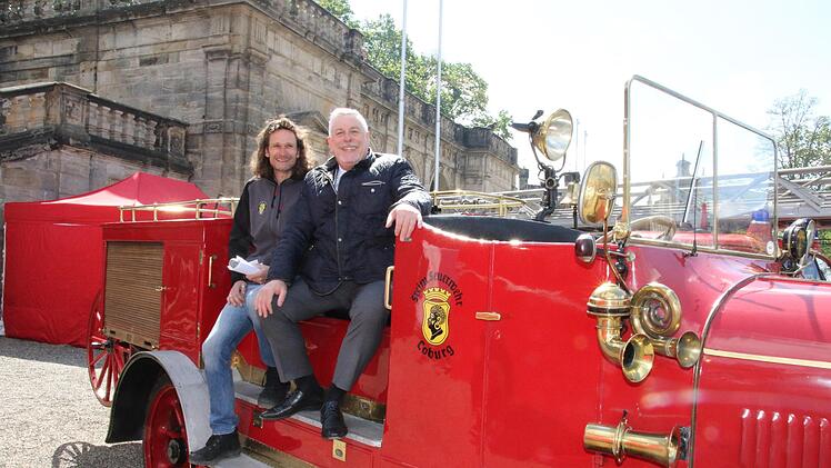Ingo Ernst und Coburgs Oberbürgermeister Norbert Tessmer auf dem Feuerwehr-Benz. Foto: Wolfgang Desombre