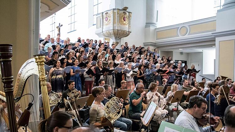 Richard Cooke probt mit dem Philharmonischen Orchester, dem Chor des Landestheaters und der Royal Choral Society die "Sea Symphony" von Ralph Vaughan Williams in der Coburger Morizkirche.Foto: Jochen Berger