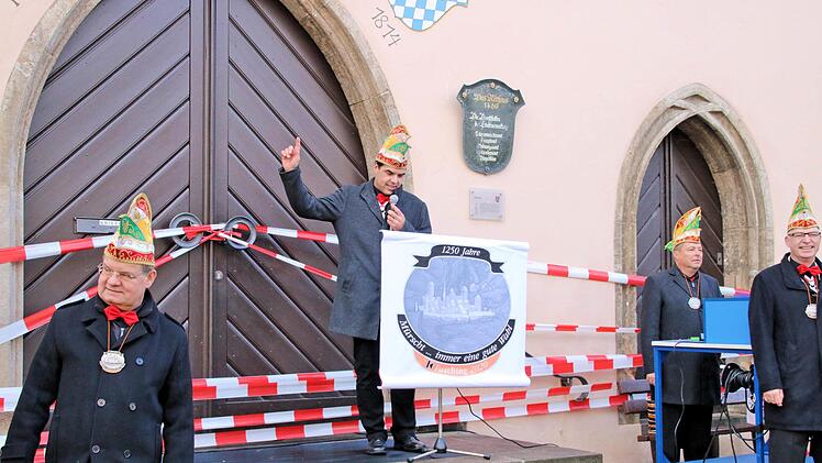 Mit Absperrbändern ließ Sitzungspräsident Andreas Albert bei der  Karnevals-Eröffnung das Rathaus Münnerstadt absperren. Foto: Dieter Britz