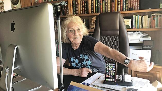 "Technik-Freak" Margot Schulze pr&auml;sentiert ihre Apple Watch - damit bezahlt sie beim Aldi, im Toom oder bei Edeka. Foto: Christoph B&ouml;ger