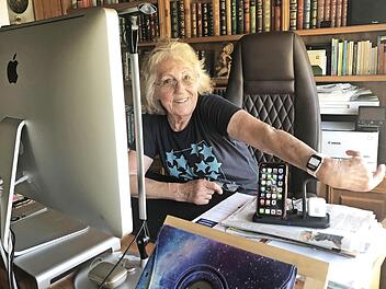 "Technik-Freak" Margot Schulze präsentiert ihre Apple Watch - damit bezahlt sie beim Aldi, im Toom oder bei Edeka. Foto: Christoph Böger